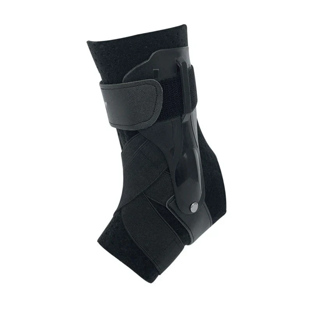 Sportler trägt schwarze Low Profile Knöchelbandage, bietet stabile Sprunggelenkstütze beim Training.