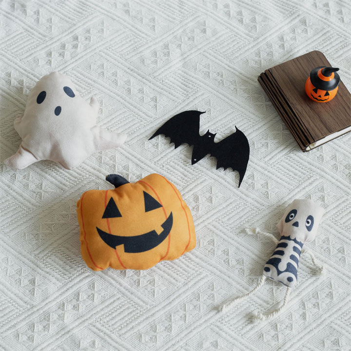 Detailreiches interaktives Totenkopf Katzenspielzeug für Halloween, gefüllt mit stimulierender Katzenminze.