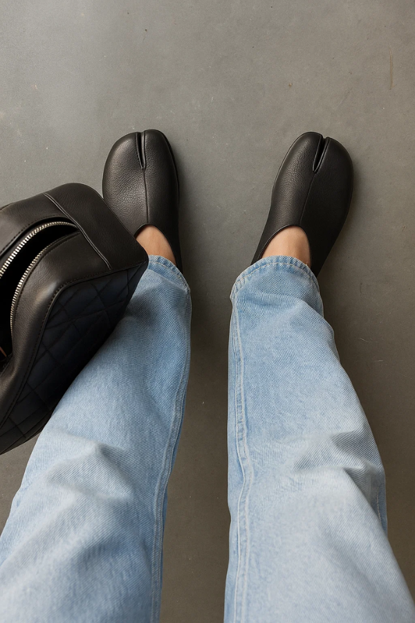 Detailansicht der charakteristischen Split-Toe-Zehenpartie der modernen Herren Tabi Slipper.
