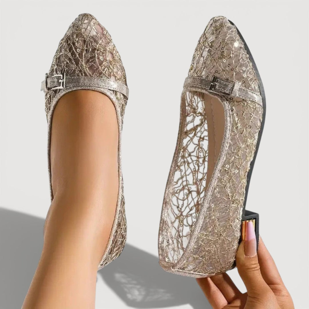 Elegante Damen Pumps mit niedrigem Absatz. Bequemer Business Damenschuh für stilvollen Alltag.