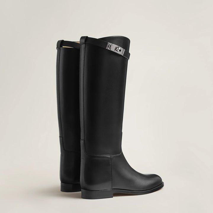 Nahaufnahme eleganter schwarzer Damen Stiefel, tierfreundliches Material, klassische Reitstiefel Optik.