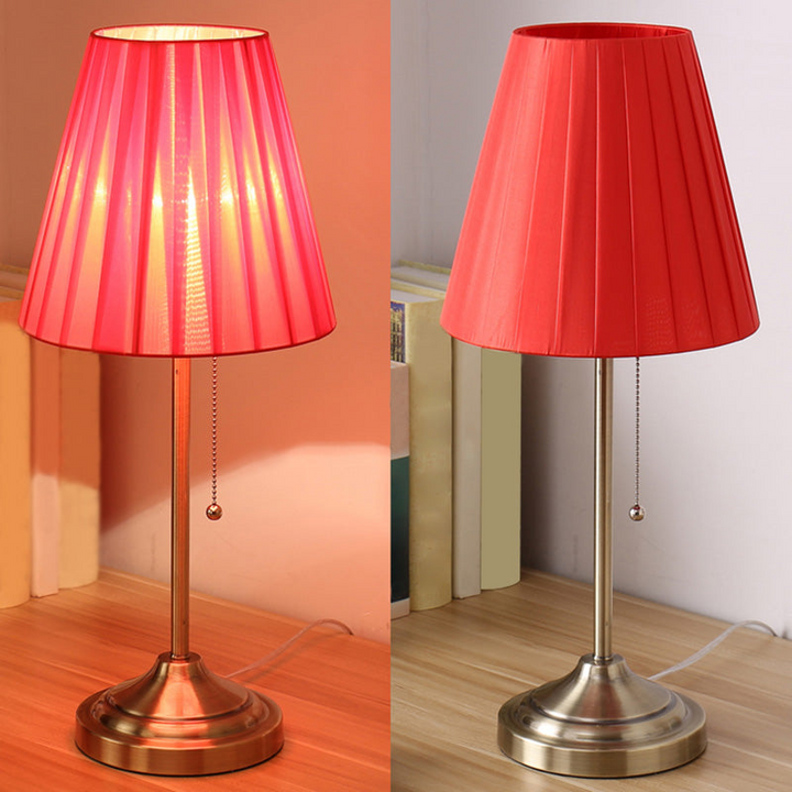 Klassische Leselampe mit Stoffschirm und Zugkette, ideal als Nachttischlampe für warmes Licht.