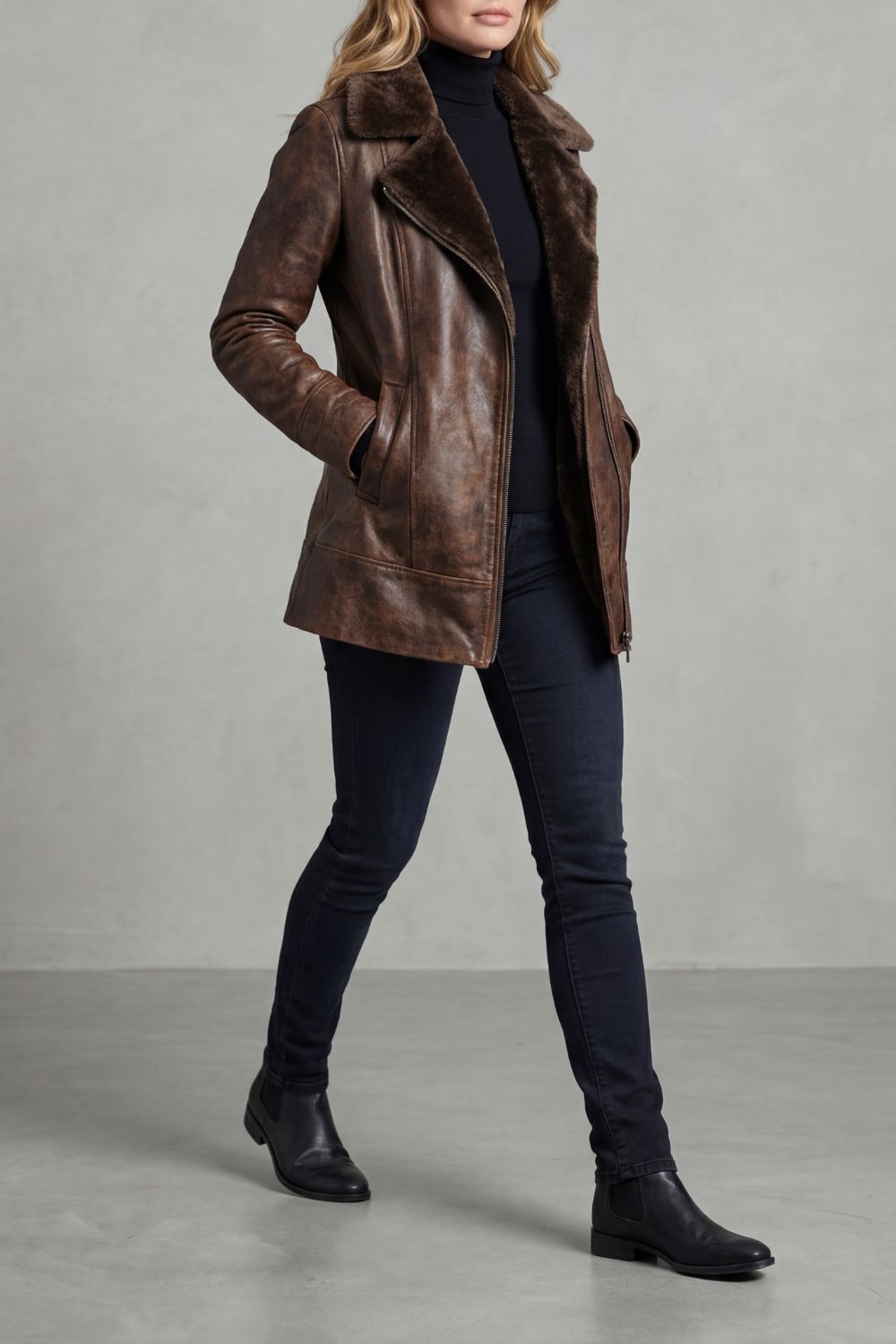 Taillierte braune Damenjacke für den Herbst & Winter. Warme & elegante Damenmode, ideal als Übergangsjacke.