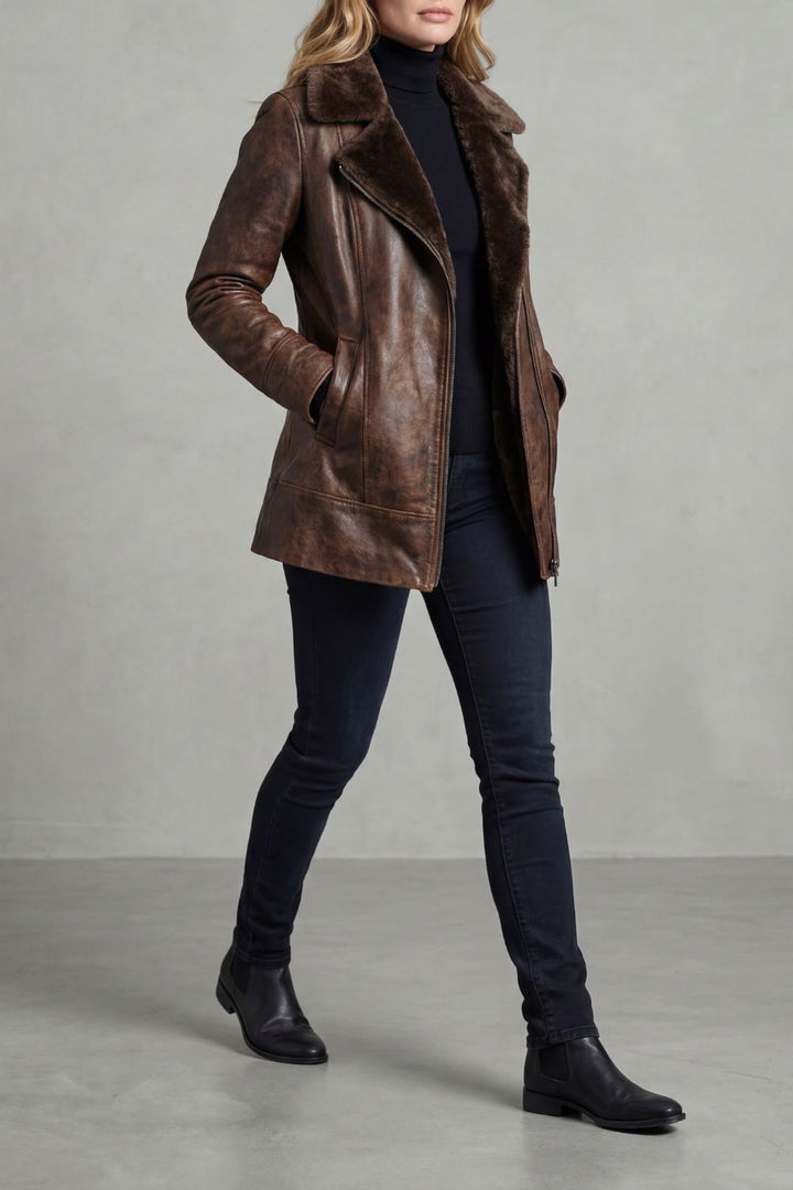 Taillierte braune Damenjacke für den Herbst & Winter. Warme & elegante Damenmode, ideal als Übergangsjacke.