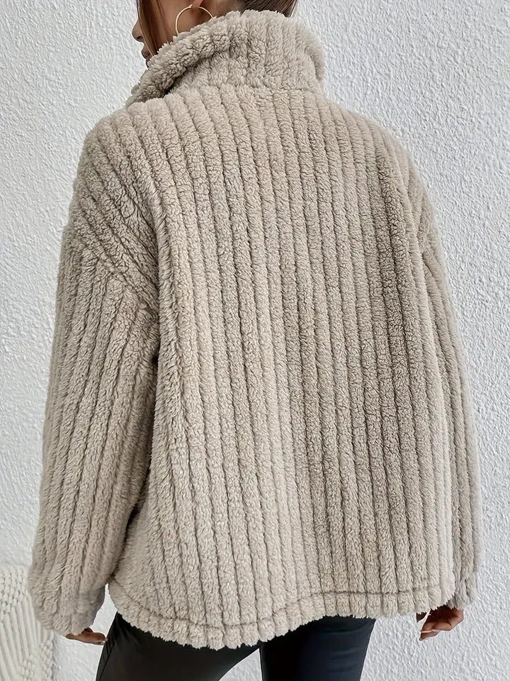 Stylischer Damen Wendecardigan aus Samt, langarm. Ideal für herbstliche Eleganz & winterlichen Komfort.