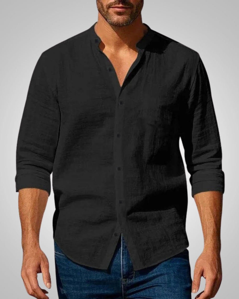 Lässiges Herren Langarmhemd in Slim Fit mit Stehkragen in Khaki. Ideal für moderne Freizeitkleidung.