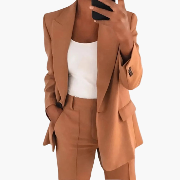 Hochwertiger Stoff des Damen Hosenanzugs. Eleganter Zweiteiler für formelle Businesskleidung & ein stilvolles Bürooutfit.