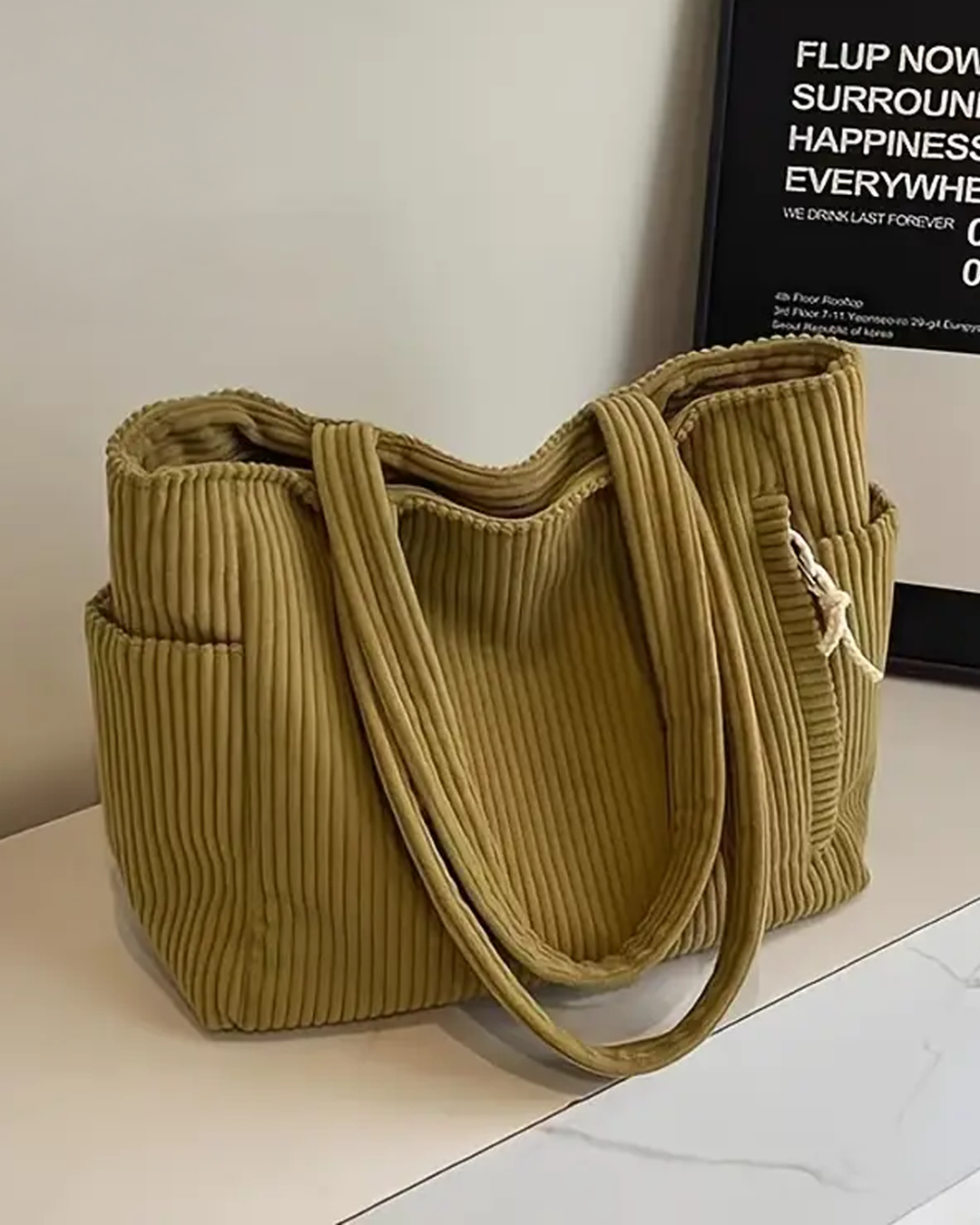 Vielseitige schwarze gerippte Damen Alltagstasche, komfortabel und auch als Reisetasche nutzbar.