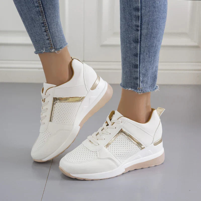 Vorderansicht der Damensneaker, zeigt das formschöne Design. Bequeme Freizeitschuhe für stilvolle Auftritte.