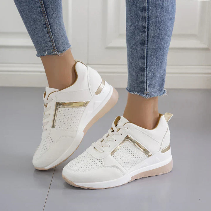 Vorderansicht der Damensneaker, zeigt das formschöne Design. Bequeme Freizeitschuhe für stilvolle Auftritte.
