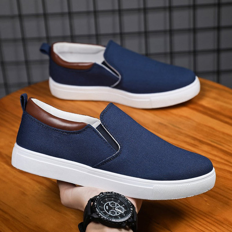 Nahaufnahme der atmungsaktiven Canvas-Oberfläche der Lennard Slip-On Herrenschuhe.