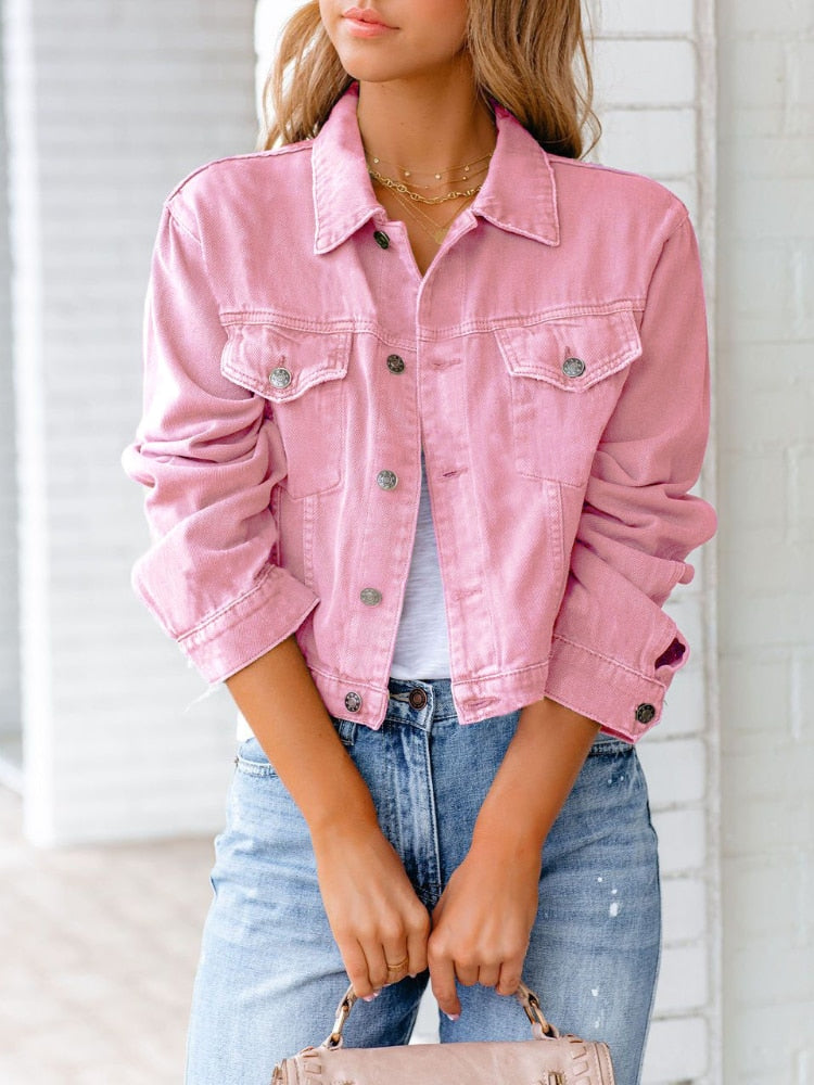Stylische Damen Button-down Jeansjacke aus Denim, perfekt für den modernen Alltagslook im Herbst.
