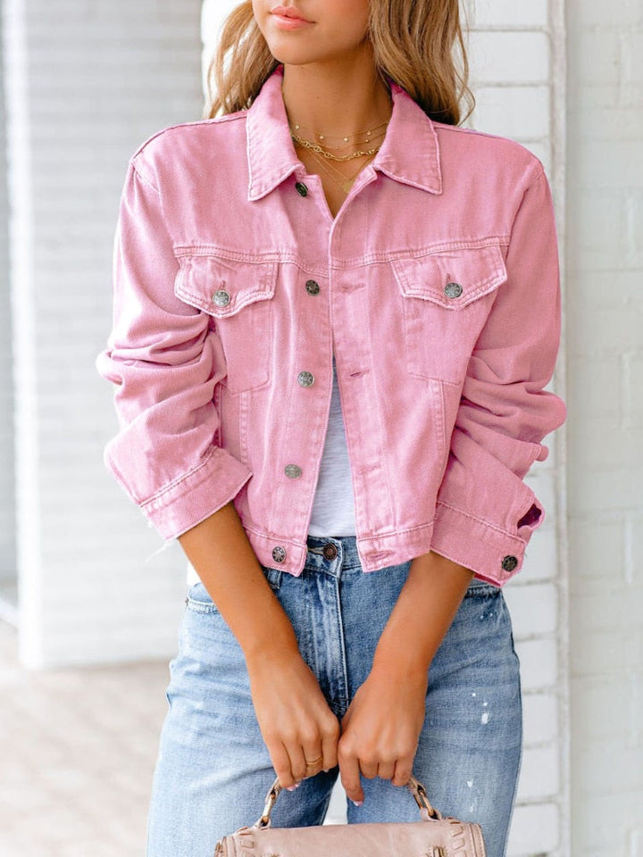 Stylische Damen Button-down Jeansjacke aus Denim, perfekt für den modernen Alltagslook im Herbst.