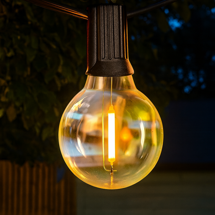Wasserdichte IP65 LED-Gartenlichterkette, USB-betrieben, bruchsicher, dimmbar für Außenbereiche.
