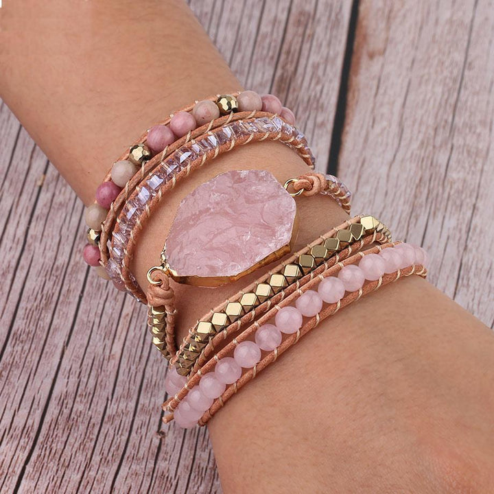Elegantes Damen Armband mit goldenen Elementen und echten Rosenquarz Natursteinen, symbolisiert Liebe & Harmonie.