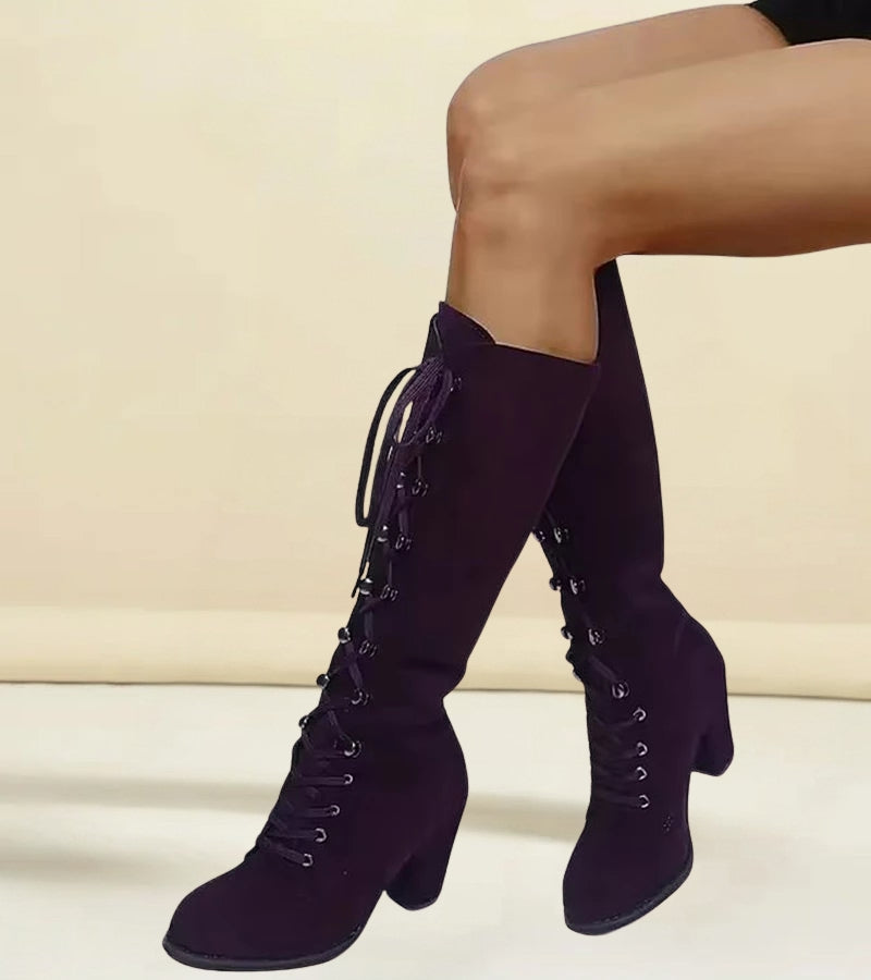 Klassische braune Damen Schnürstiefeletten mit Absatz und modischer Schnürung. Komfortable Herbst-Stiefel.