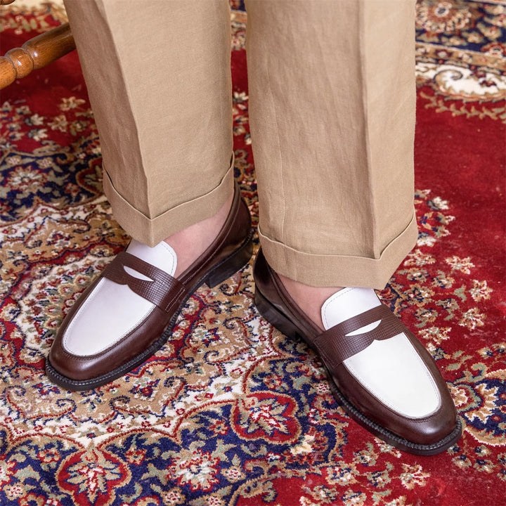 Detailaufnahme: Hochwertige kaffeebraune Herren Penny Loafer mit elegantem Kontrast und feiner Handwerkskunst.