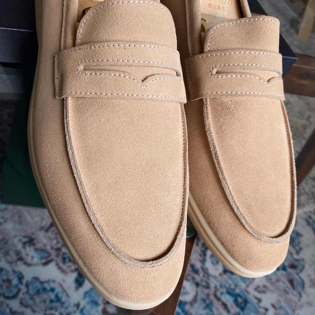 Zeitlose beige Business-Loafer für Herren. Elegante Slip-On Schuhe, die Professionalität & Komfort vereinen.