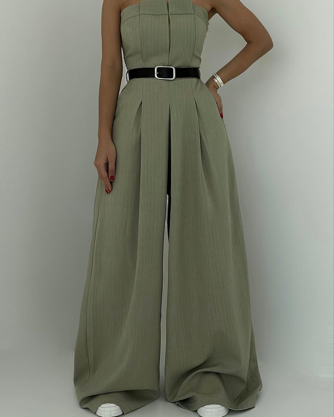 Sommerliches Damen Set: Trägerloser Jumpsuit, Hose mit weitem Bein & modische Kurzjacke. Ideal für jeden Anlass.