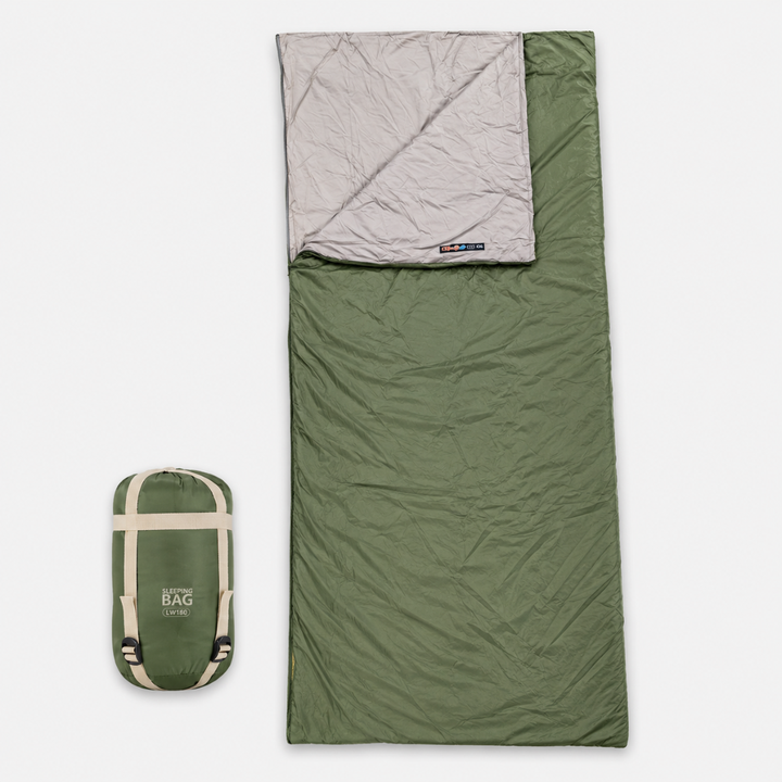 Camping-Szene mit Zelt und ausgebreitetem ultraleichtem Umschlag-Schlafsack unter freiem Himmel.