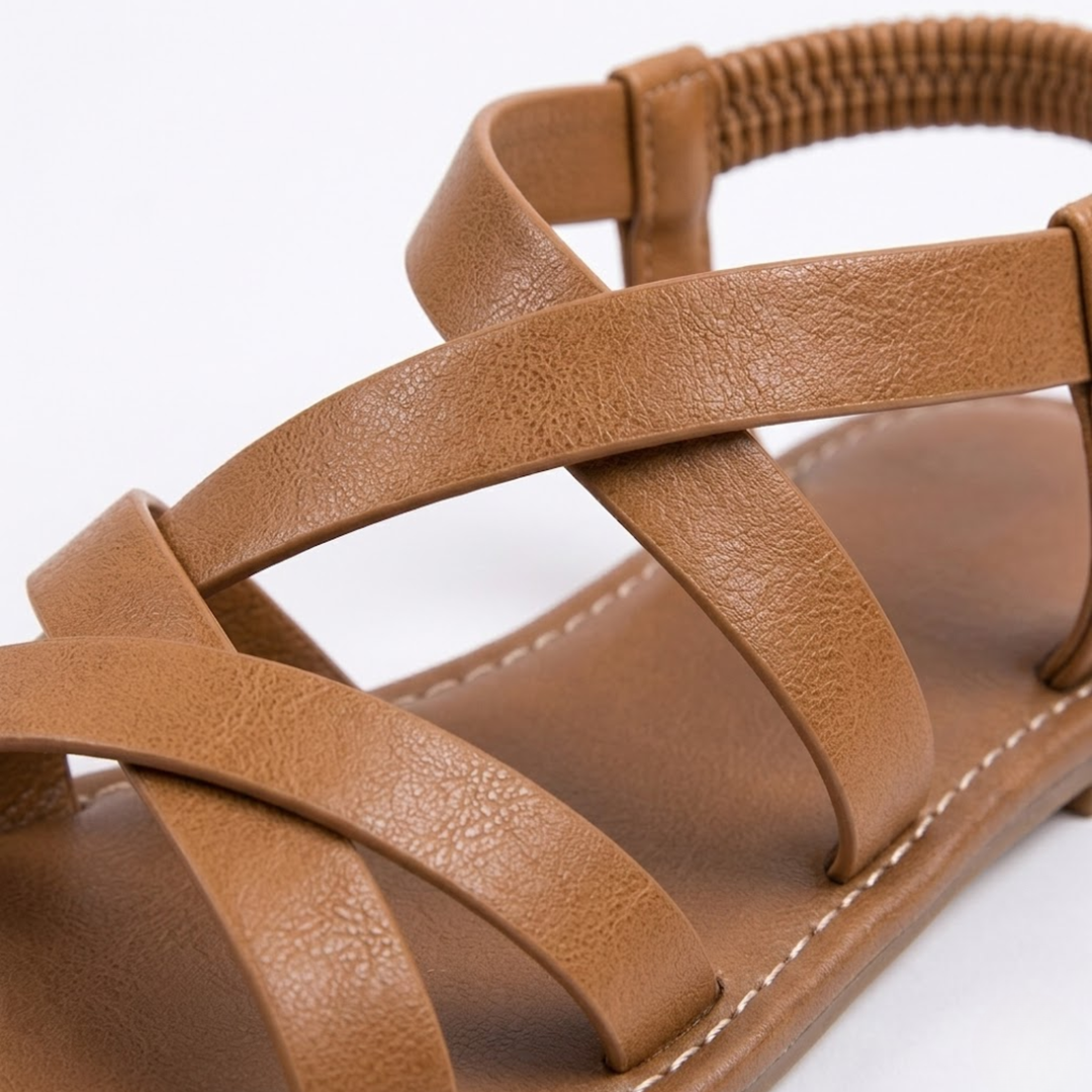 Vielseitige flache Damensandalen mit überkreuzten Riemen; elegante Freizeitschuhe für warme Sommertage.