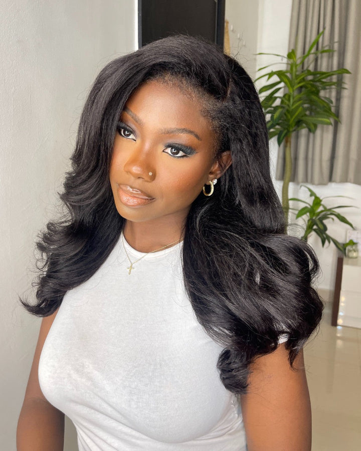 Hochwertige schwarze HD Lace Perücke mit voluminösen Body Wave Locken und weichem Lockenrand.
