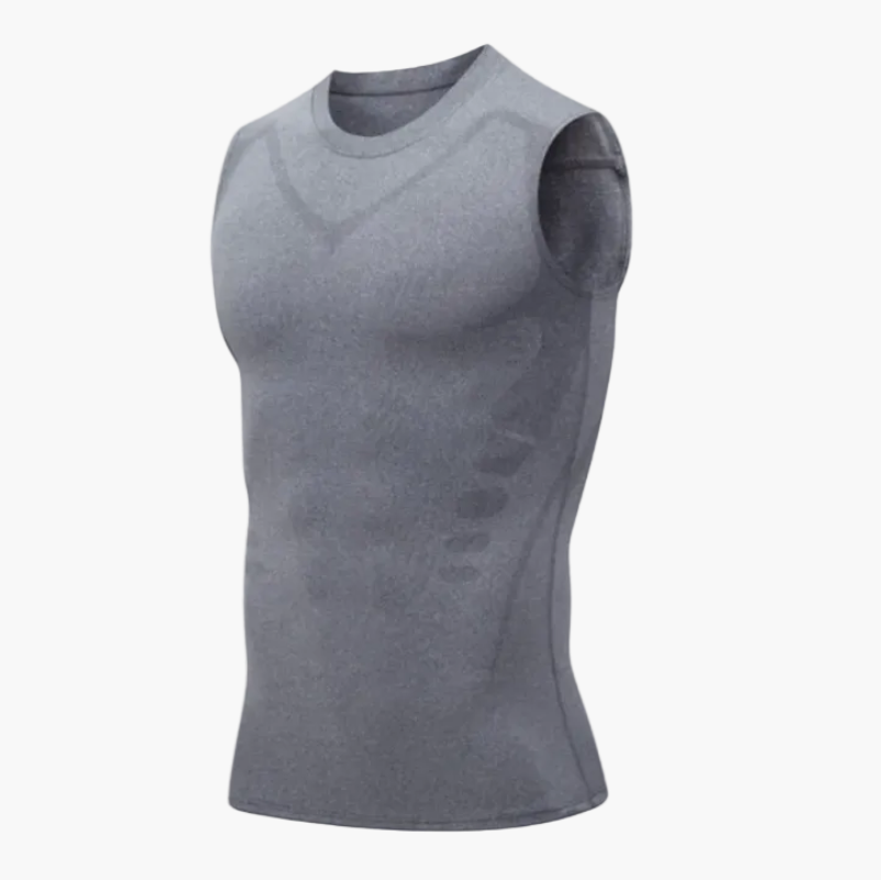 Mann im Gym trainiert mit ärmellosem Herren Kompressionsshirt. Fitness Bekleidung für intensives Workout.