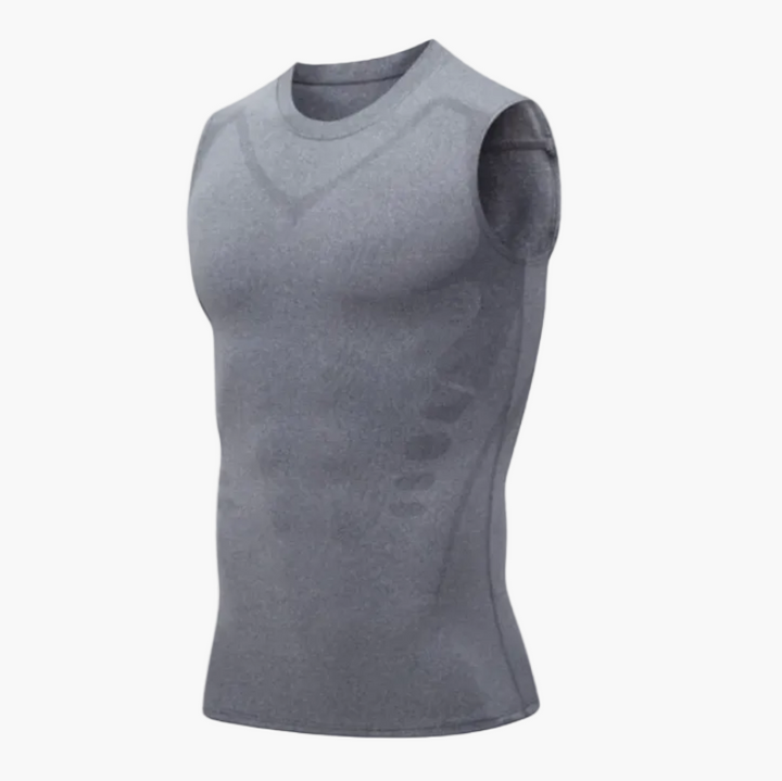 Mann im Gym trainiert mit ärmellosem Herren Kompressionsshirt. Fitness Bekleidung für intensives Workout.