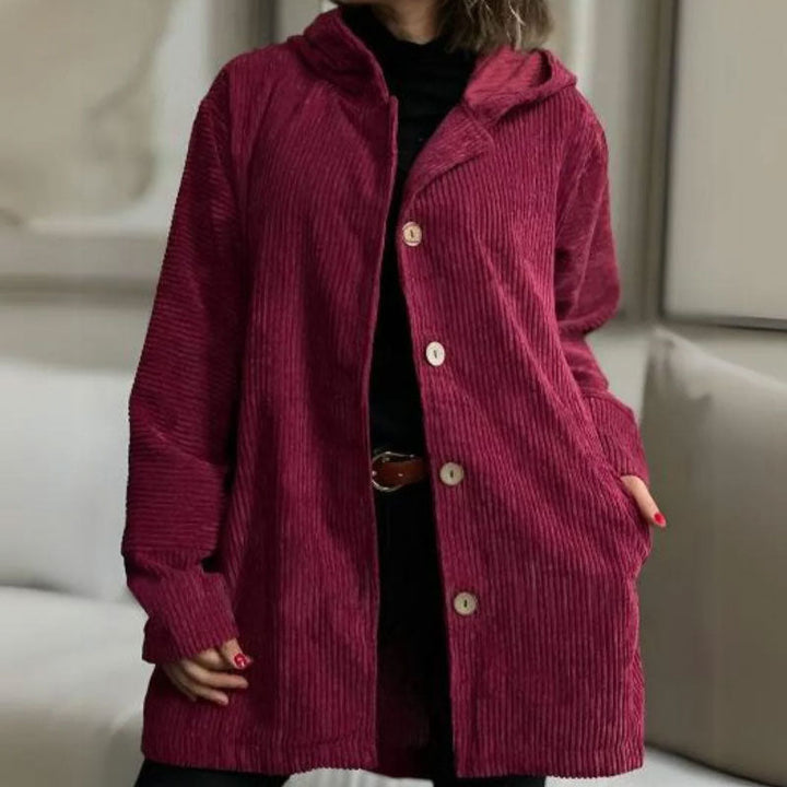 Modell trägt lässige Damen-Kordjacke mit Kapuze, einfarbig und perfekt für Herbst & Winter.