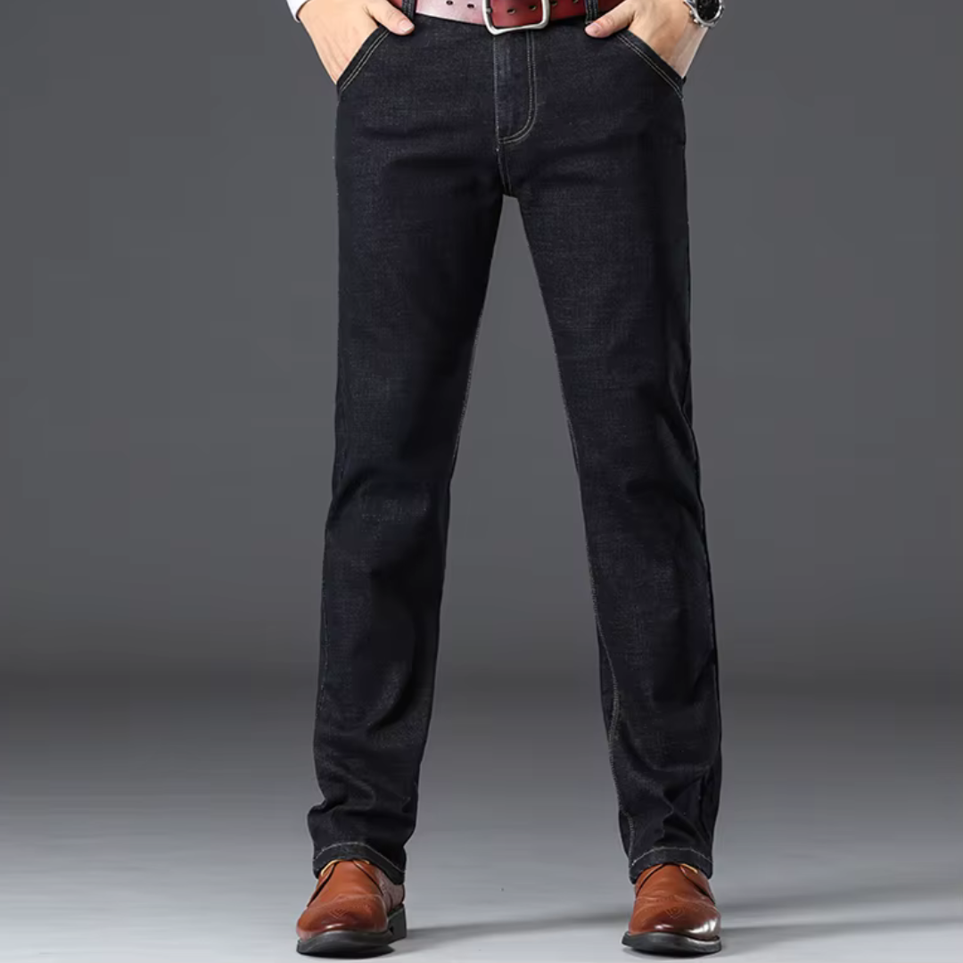 Mann trägt bequeme Herren Stretch-Jeans mit geraden Beinen, ideal für Freizeitlooks.