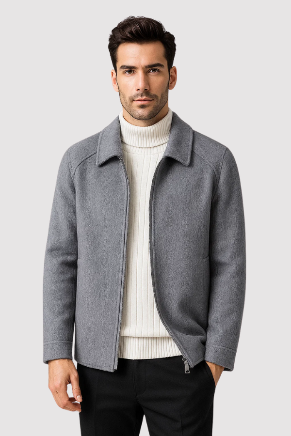 Modische Herren Slim Fit Übergangsjacke mit Stehkragen für eine figurbetonte & moderne Silhouette.