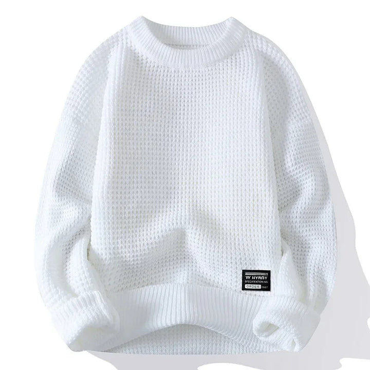 Nahaufnahme des weichen Waffelstrickmusters eines Herren Langarm Pullovers, perfekt für kühle Tage.