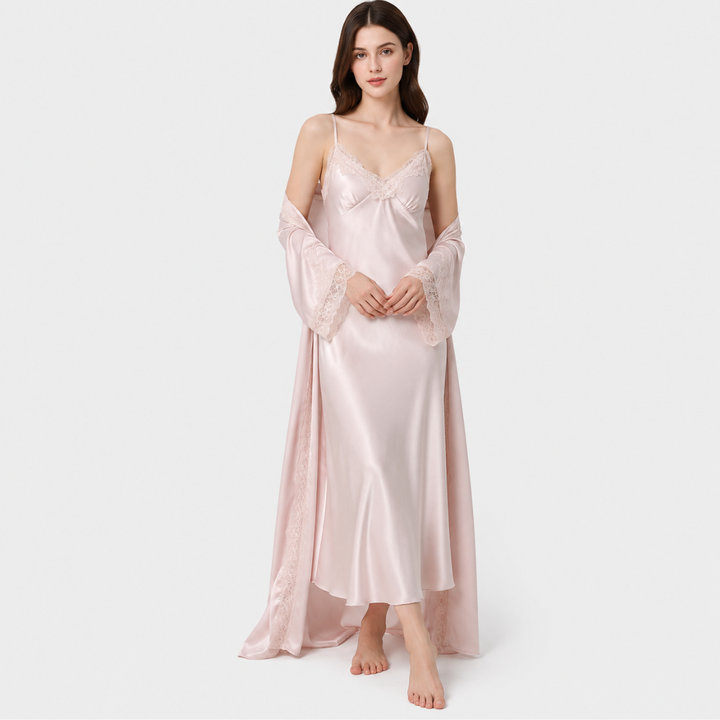 Zarter Damen Slip aus Spitze, passend zum Morgenmantel Set. Feminine Nachtwäsche.