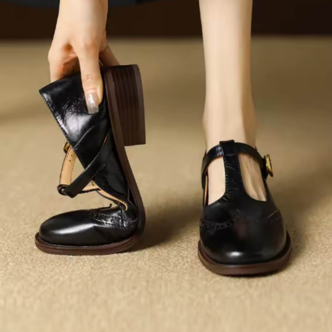 Elegante & bequeme Damen Pumps mit Broguing-Verzierung, stabiler Blockabsatz, Schnallenschuh Design.