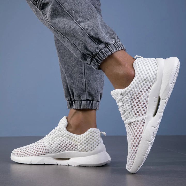 Nahaufnahme atmungsaktives Obermaterial der Herren Sneaker, komfortabel für Sport & Freizeit.