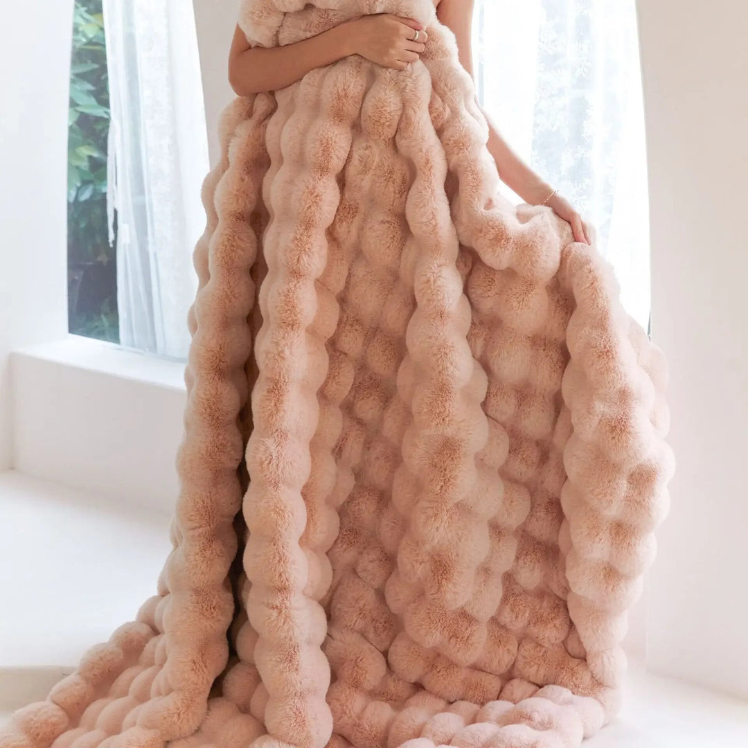 Dekorative Kuscheldecke für Wohnzimmer. Perfekte Plüschdecke schafft warme, gemütliche Atmosphäre im Schlafzimmer.