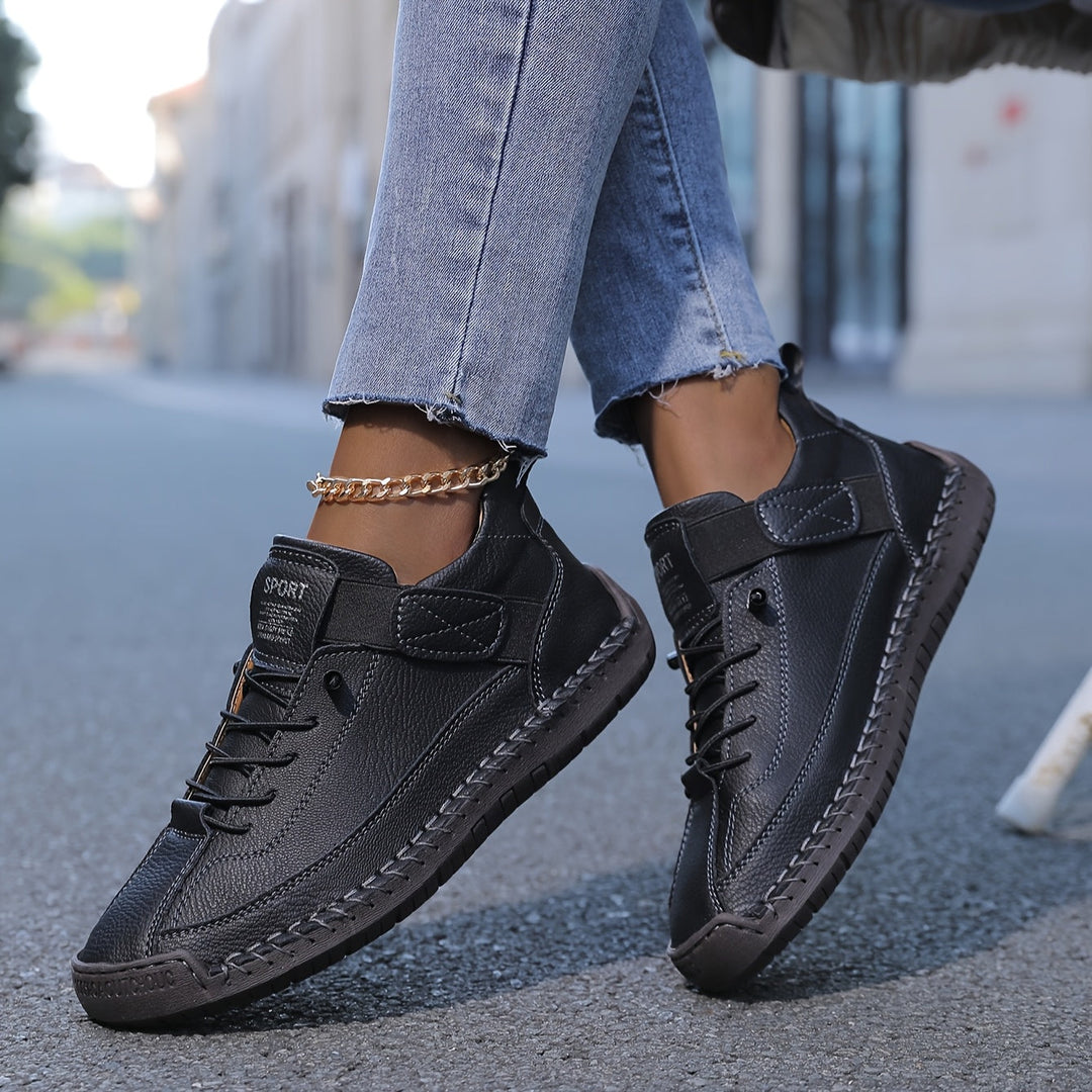 Schwarze orthopädische Damen-Sneaker, gepolstert für maximalen Komfort und Halt.