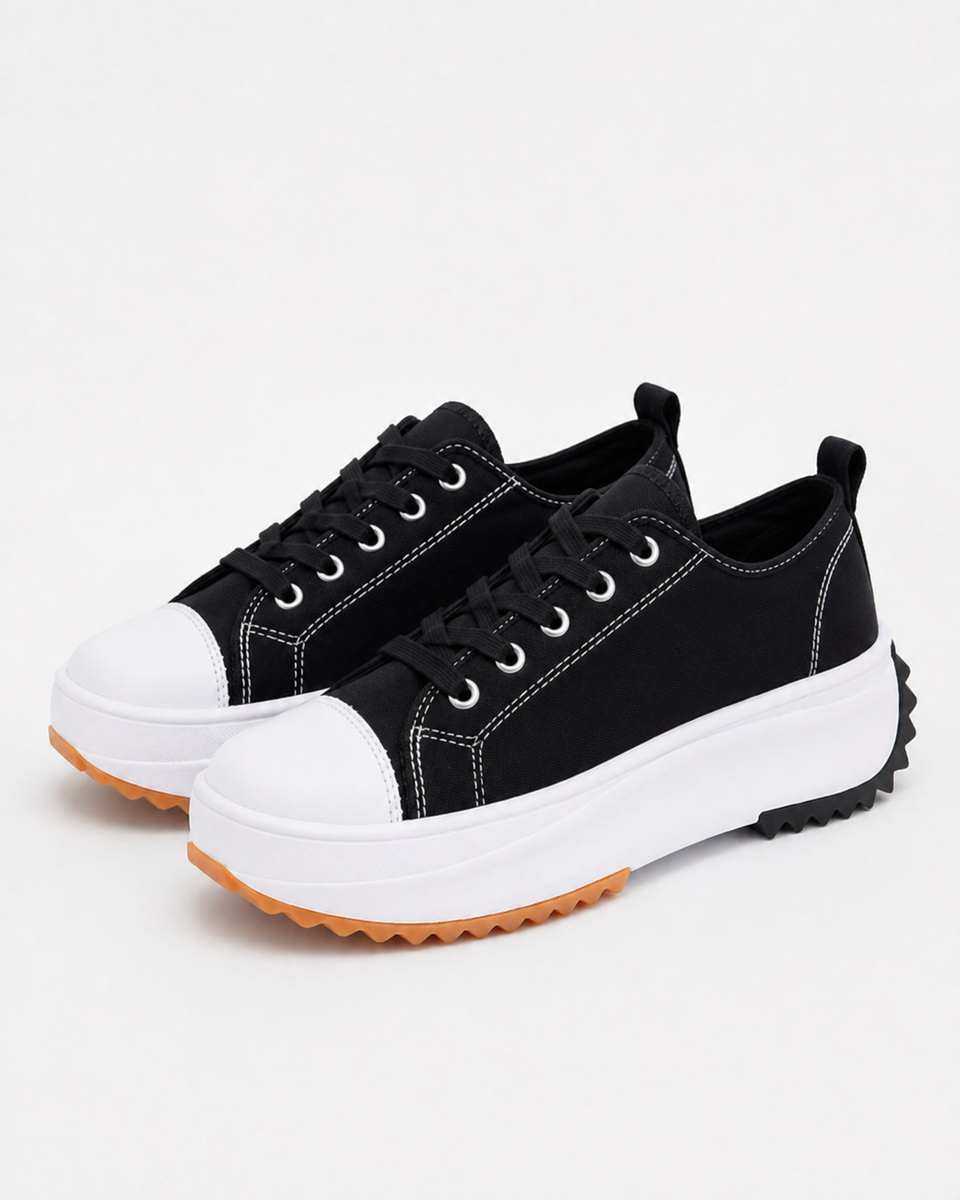 Leichte Damen-Sommerschuhe mit Schnürung. Bequeme, lässige Freizeitschuhe, ideal für den Sommer.