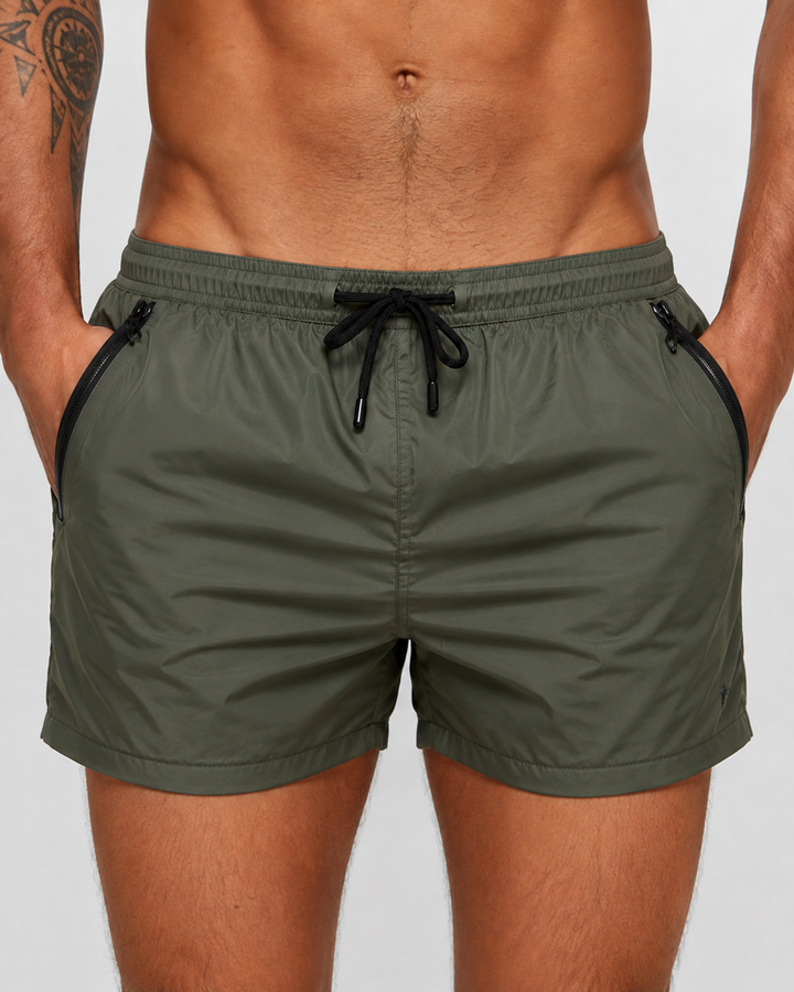 Rückenansicht der sportlichen Herren Strandshorts. Kurze Hose für Männer, ideal für Sport, Urlaub & Freizeit im Sommer.