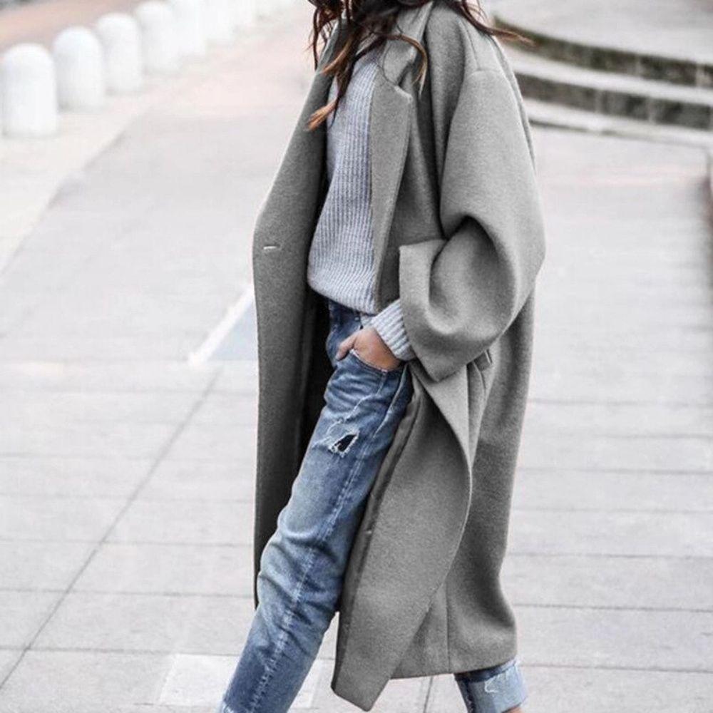 Stylischer wadenlanger Damen Mantel in Grau. Klassische Damenmode mit weitem Kragen, ideal als Büromantel.