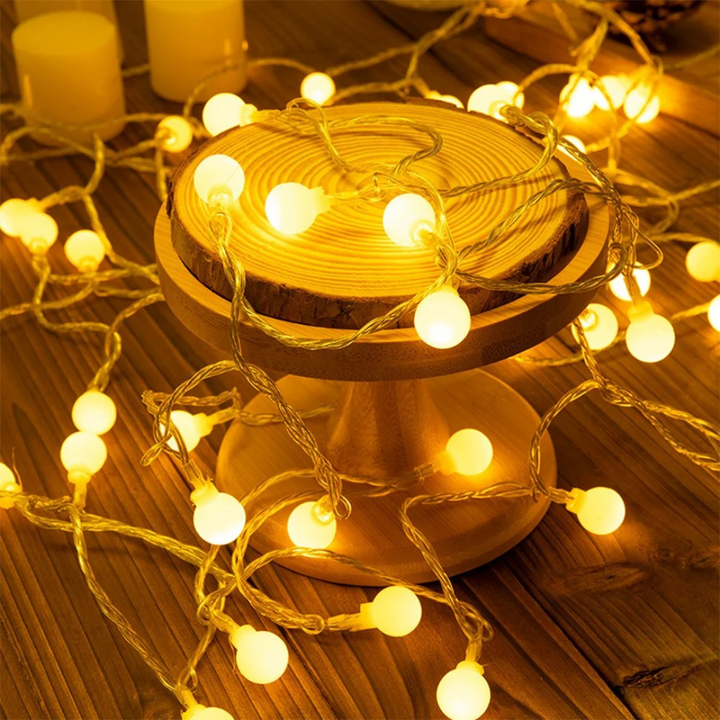 Umweltfreundliche Solarlichterkette mit 50 LEDs. Wasserdicht und energiesparend für die Gartenbeleuchtung.