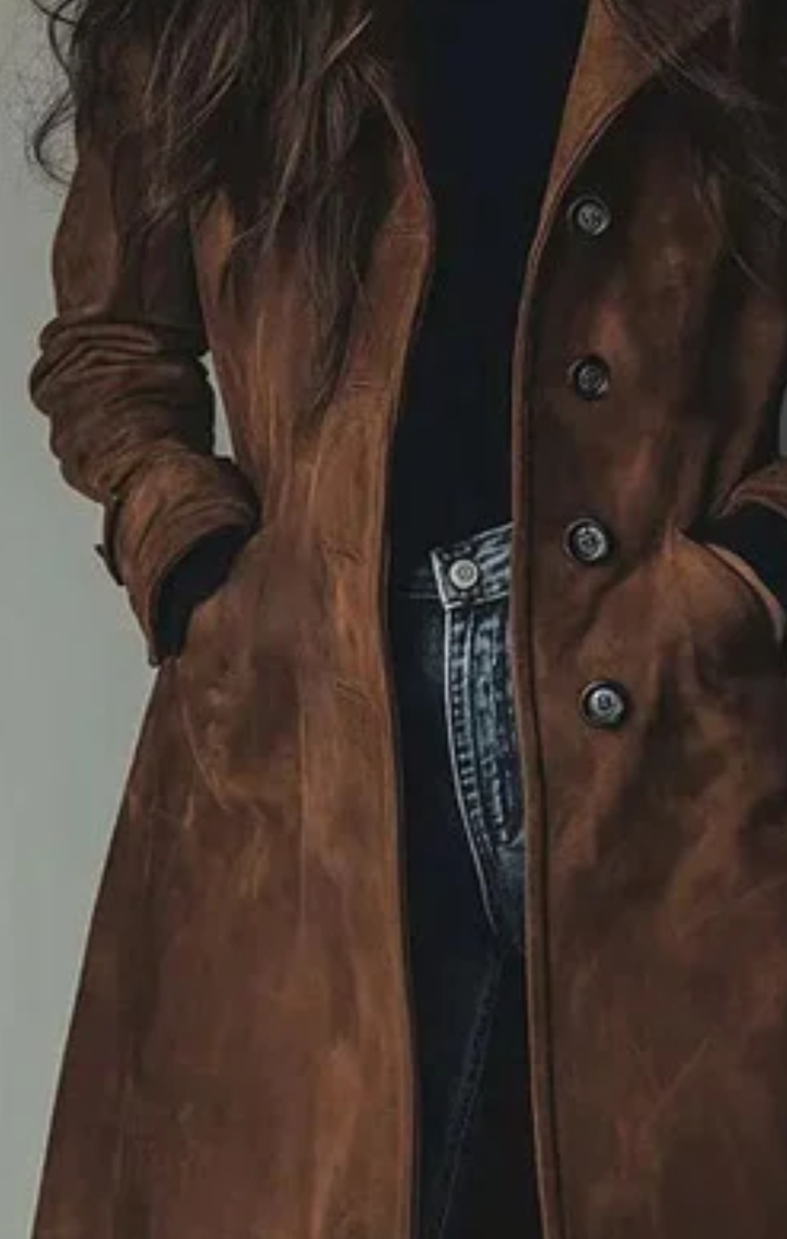 Stilvolle lange Damenjacke, zeitloser Frauenmantel. Perfekt als Übergangsjacke für elegante Businesslooks & Freizeit.