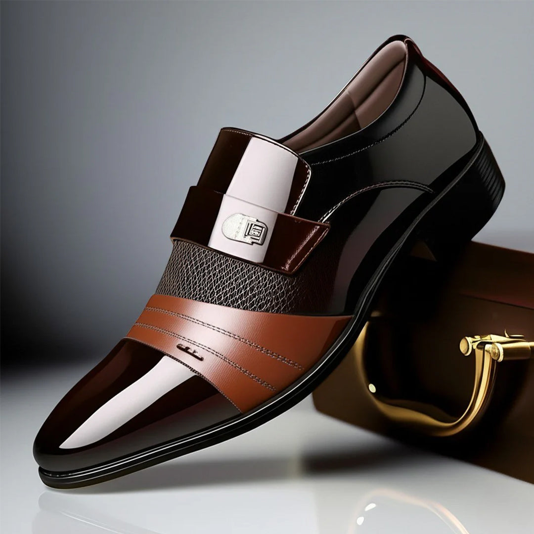 Detaillierter Blick: Weinrote Herren Loafer mit Doppel-Schnallenriemen; stilvoll & bequem.