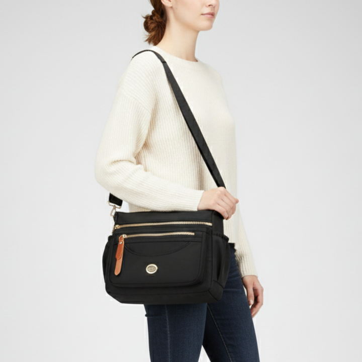 Khaki Unisex Umhängetasche aus Nylon. Stilvolle Messenger-Bag für Reisen und Freizeit mit viel Stauraum.