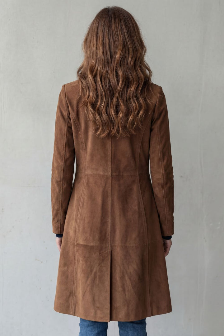 Modischer Damen Langmantel, Wildlederoptik, setzt elegante Akzente in der aktuellen Herbstmode.