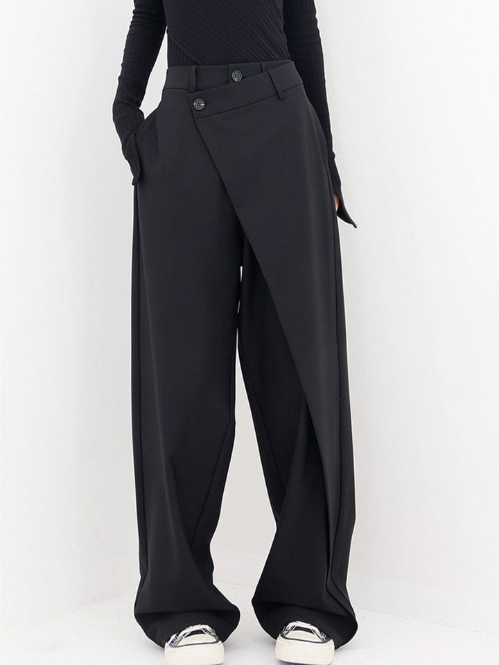 Asymmetrische, weitgeschnittene Damen Baggy-Hose in Schwarz. Moderner Streetwear-Stil, modisch & sehr komfortabel.