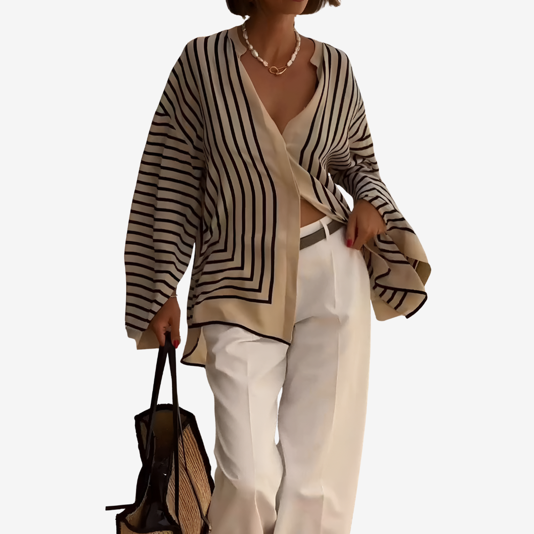 Modische Streifenbluse für Frauen. Oversize-Schnitt mit V-Ausschnitt, perfekt für elegante Alltags-Outfits.