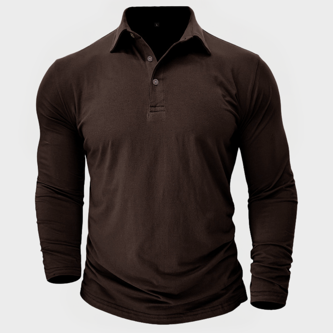 Elegantes Herren Langarm-Poloshirt auf Bügel, bereit zum Tragen. Zeitlos, bequem für Business Casual & Freizeit.