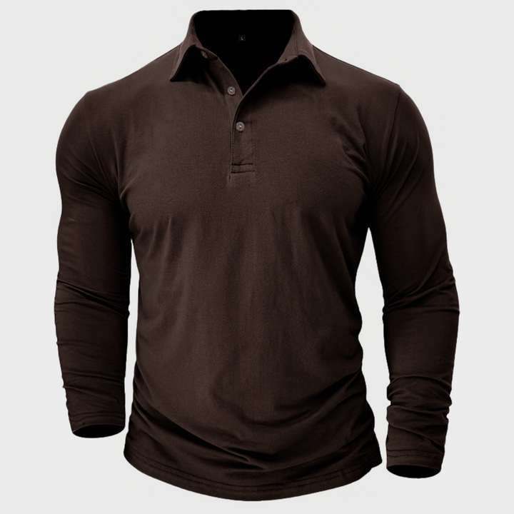 Elegantes Herren Langarm-Poloshirt auf Bügel, bereit zum Tragen. Zeitlos, bequem für Business Casual & Freizeit.