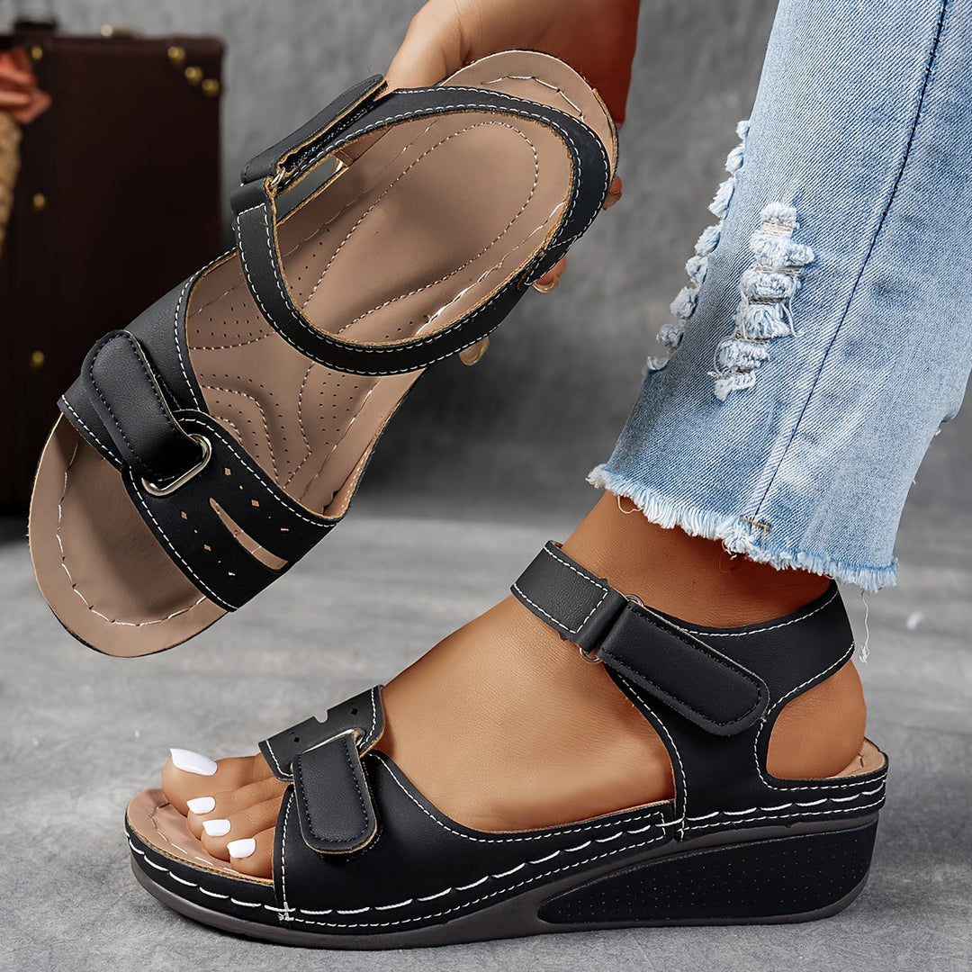 Damen Komfortschuh Elise mit ergonomischem Fussbett & verstellbaren Riemen für optimalen Halt.